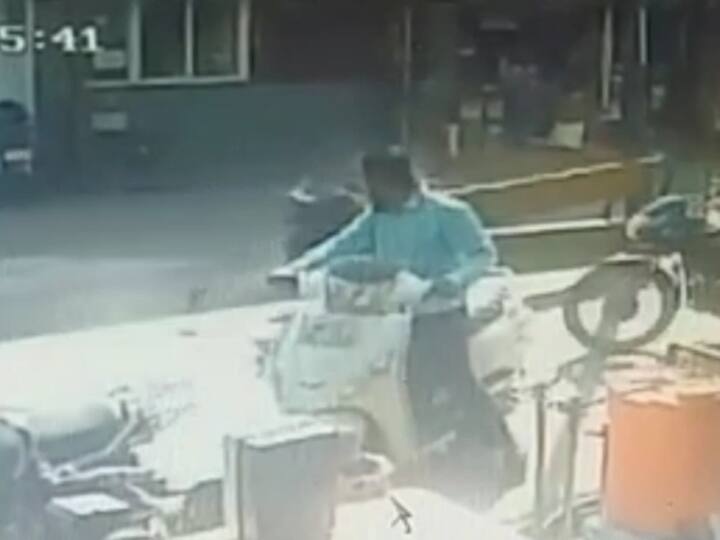 bike hit divider in Khandwa one dead and one injured CCTV recorded Road Accident footage ANN Watch: खंडवा में तेज रफ्तार बाइक ने डिवाइडर को मारी जोरदार टक्कर, एक की मौत, CCTV फुटेज आया सामने