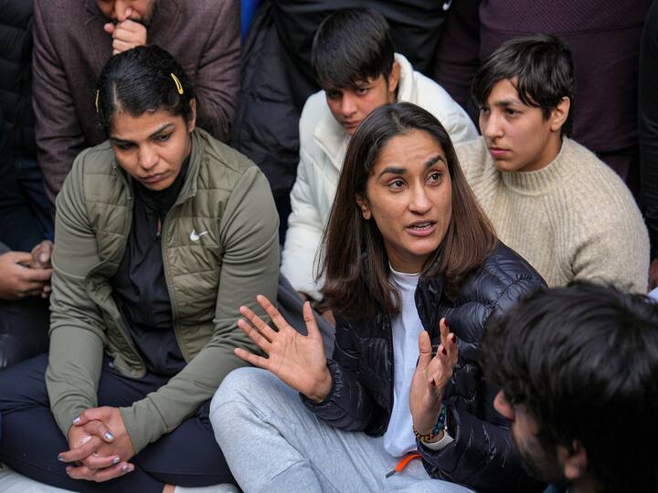 wrestlers protest DCW Swati Maliwal takes cognizance Vinesh Phogat accuses WFI president Brij Bhushan Sharan of physical harassment know details Wrestlers Protest 'Sexual Exploitation', DCW Seeks Action Against Federation President And Coaches