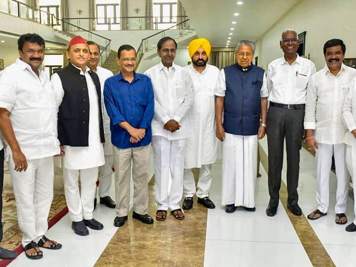 समाजवादी पार्टी के नेता अखिलेश यादव ने कहा कि प्रधानमंत्री नरेंद्र मोदी ने अपनी पार्टी की राष्ट्रीय कार्यकारिणी की बैठक में टिप्पणी की कि 2024 के लोकसभा चुनाव के लिए केवल 400 दिन बचे हैं. यादव ने कहा कि बीजेपी नीत सरकार ने अपने दिन गिनने शुरू कर दिए हैं और यह उससे आगे एक दिन भी सत्ता में नहीं टिकेगी.