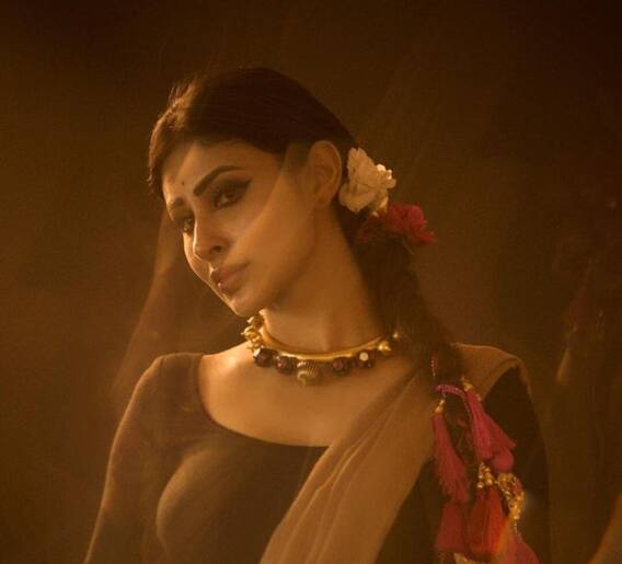 मौनी रॉय काळ्या पोशाखातील ग्लॅमर लूक