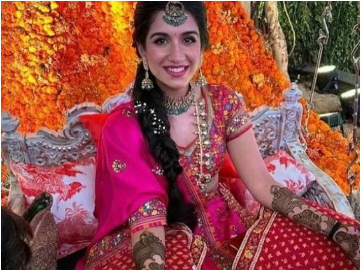 Mukesh Ambani Son Anant Ambani bride to be Radhika Merchant danced on Ghar More Piya in pre-engagement mehendi Radhika Merchant के हाथों में लगी अनंत अंबानी के नाम की मेहंदी, नीता अंबानी की छोटी बहू ने 'घर मोरे पिया पर किया' जमकर डांस