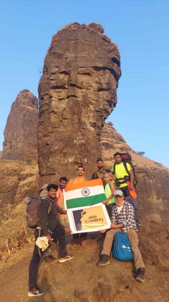 वजीर सुळक्यावर जिद्दी क्लायंबर्स टीमची यशस्वी चढाई