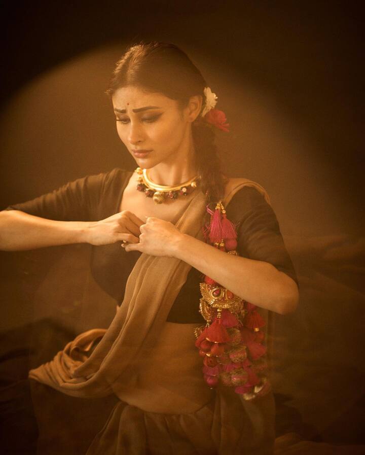 हे फोटो शेअर करताना मौनीने एक हृदयस्पर्शी कॅप्शन देखील दिले आहे. 'भोर भये पनघाट पे मोहे नटखट श्याम सातये' असे कॅप्शन मौनीने दिले आहे.