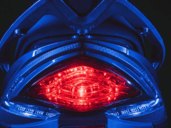 याची लोडिंग क्षमता 160 किमी आहे. यात थर्ड पार्टी जीपीएस ट्रॅकरसह एलसीडी डिजिटल कन्सोल देखील मिळतो.