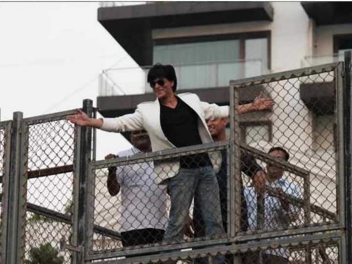 सुपरस्टार शाहरुख खान (Shah Rukh Khan) का घर मुंबई के सबसे महंगे घरों की लिस्ट में आता है. उनका बांद्रा में मन्नत नाम का एक सुंदर समुद्र के सामने घर है. मीडिया रिपोर्ट्स के मुताबिक, इसकी कीमत 200 करोड़ रुपये है.
