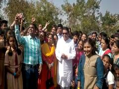 शाळेच्या पिकनिकमध्ये राज ठाकरेंची एन्ट्री, मुलांसह शिक्षकांनी घेतली सेल्फी