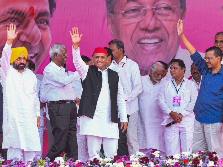 भाकपा के महासचिव डी राजा ने कहा कि बीजेपी से मुकाबला करने और 2024 के लोकसभा चुनाव में उसे सत्ता से हटाने के लिए सभी धर्मनिरपेक्ष व लोकतांत्रिक दलों को एक साथ आने की जरूरत है. पंजाब के मुख्यमंत्री भगवंत मान ने कहा कि यह देश रोजगार चाहता है, युवा बेरोजगार हैं. पहचान जाहिर नहीं करने की शर्त पर द्रविड मुनेत्र कषगम (द्रमुक) के एक नेता ने पीटीआई-भाषा से कहा, ‘‘द्रमुक नेतृत्व का स्पष्ट विचार है कि कांग्रेस के बिना किसी तीसरे मोर्चे के गठन से केवल बीजेपी को मदद मिलेगी. अगर कांग्रेस ने इस रैली में भाग लिया होता, तो निश्चित रूप से द्रमुक नेतृत्व इसका हिस्सा बनने पर विचार किया होता.’’