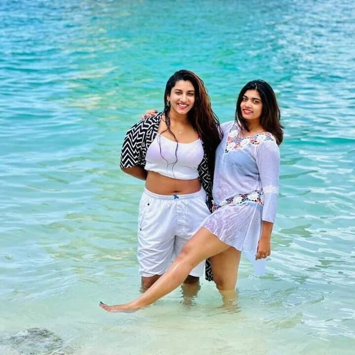 హైదరాబాద్‌లో పుట్టి పెరిగిన ఈ భామ అందాల ఆరబోతలో అస్సలు తగ్గటం లేదు. - Image Credit: Vishnu Priya/Instagram