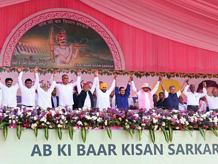 अंतरराज्यीय जल और विकास के मुद्दों सहित कई मुद्दों पर केंद्र सरकार पर तंज कसते हुए के चंद्रशेखर राव ने कहा कि प्रधानमंत्री नरेंद्र मोदी अगले साल लोकसभा चुनाव के बाद घर लौट जाएंगे. राव ने कहा कि अगर लोकसभा चुनाव के बाद 2024 में केंद्र में ‘बीआरएस प्रस्तावित सरकार’ सत्ता में आती है तो देश भर के किसानों को मुफ्त बिजली मुहैया कराई जाएगी.