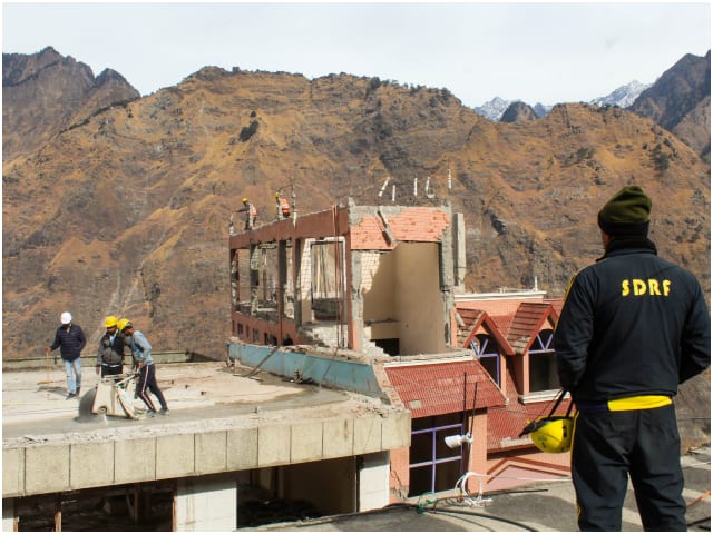 Joshimath Land Sinking Latest Update More houses develop cracks in city total count nears 850 जोशीमठ में हालात नाजुक! धंस रहे शहर की अब 849 इमारतें आईं चपेट में, जानें क्या कर रही सरकार