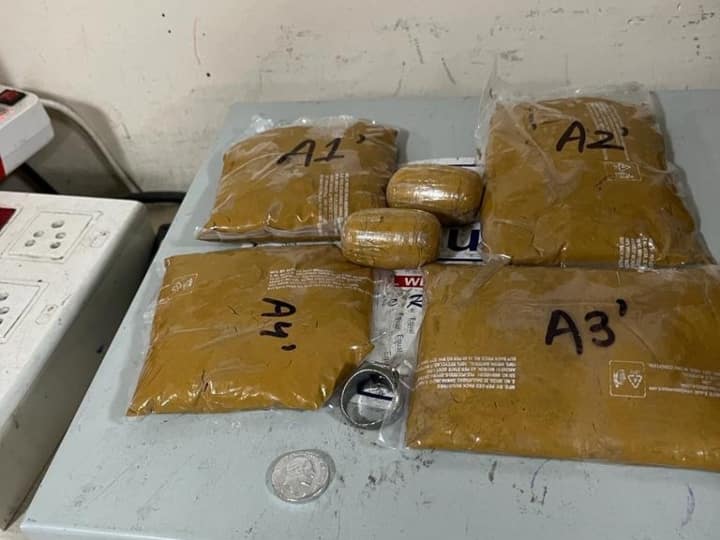 Mumbai Airport dri seized 4.54 crore of gold paste from two passengers in underwear mumbai local news Mumbai Airport: अंडरवियर में छुपाकर 4.54 करोड़ रुपये का सोना ला रहे थे दो यात्री, मुंबई एयरपोर्ट पर पकड़े गए