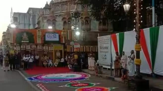 त्याच्यासाठी रांगोळ्यांच्या पायघड्या घालण्यात आल्या होत्या.