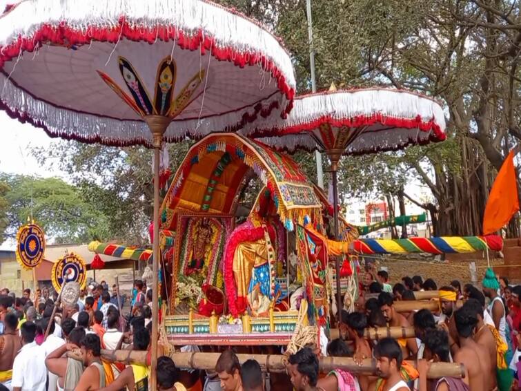 Kanchipuram Parivettai Utsavam at Ekambaranatha temple Millions of devotees in flood of happiness TNN காஞ்சிபுரம் : ஏகாம்பரநாதர் கோயிலில் பாரிவேட்டை உற்சவம்; மகிழ்ச்சி வெள்ளத்தில் பக்த கோடிகள்