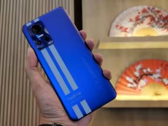 મોબાઇલ ફોનમાં 50 મેગાપિક્સલનો સોની Sony IMX90 પ્રાઇમરી કેમેરો, 8 મેગાપિક્સલનો અલ્ટ્રા વાઇડ લેન્સ અને 2 મેગાપિક્સલનું માઇક્રોસેન્સર હશે. જ્યારે ફ્રન્ટમાં સેલ્ફી અને વીડિયો કૉલિંગ માટે 16 મેગાપિક્સલનો કેમેરો મળશે.