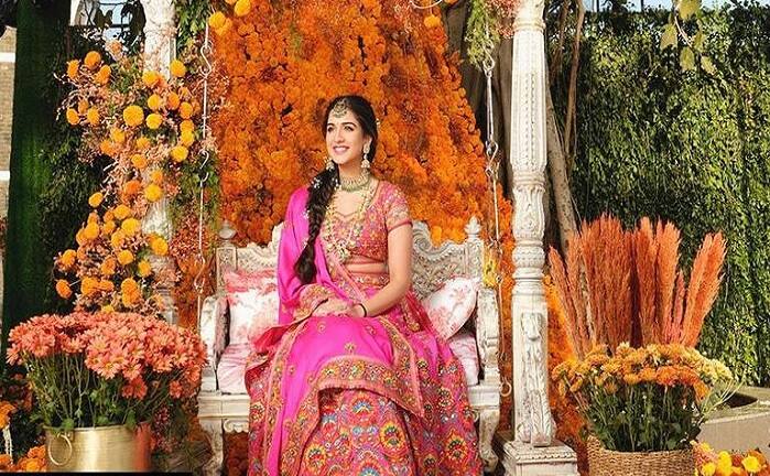 રાધિકા મર્ચન્ટે મહેંદી સેરેમનીમાં હેવી પિંક કલરનો લહેંગા પહેર્યો હતો. તેમજ તેના ગળામાં એક મોટો હાર પહેર્યો હતો. રાધિકાએ પોનીટેલમાં તેના વાળ બાંધ્યા હતા. જેમાં તે ખૂબ જ સુંદર લાગી રહી હતી.