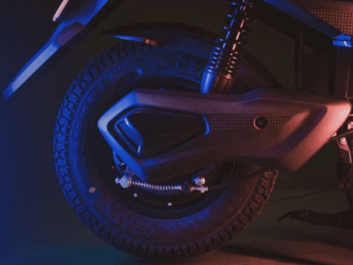 स्कूटर ब्लॅक, व्हाइट, ग्रे, ब्लू आणि रेड या 5 कलर ऑप्शनमध्ये उपलब्ध आहे. हॉप लिओला चार राइडिंग मोड मिळतात, ज्यात इको, पॉवर, स्पोर्ट आणि रिव्हर्स समाविष्ट आहेत.