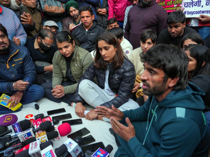 उन्होंने कहा, ‘‘ डब्ल्यूएफआई अध्यक्ष को हटाए जाने तक हम किसी अंतरराष्ट्रीय प्रतियोगिता में हिस्सा नहीं लेंगे. यह भारतीय कुश्ती को बचाने की लड़ाई है.’’ बजरंग का सहयोगी स्टाफ भी धरने पर बैठा था जिसमें उनके कोच सुजीत मान और फिजियो आनंद दुबे शामिल हैं .