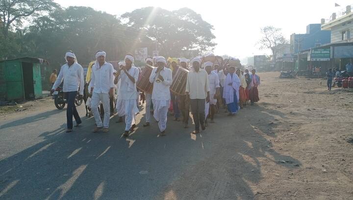 మెస్రం వంశీయులంతా కలిసి  అంతా కలిసి మర్రిచెట్టు వద్దకు వెళ్తుండగా..!