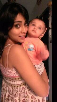 Shriya Saran: ‘ஆனந்த யாழை மீட்டுகிறாய் அடி நெஞ்சில் வண்ணம் தீட்டுகிறாய்..’ செல்லமாக மகளைக் கொஞ்சும் ஸ்ரேயா!