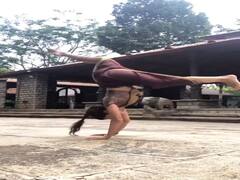 खूबसूरत लड़की ने साड़ी में दिखाए ऐसे करतब, फ्लेक्सिबिलिटी के आगे फेल हो जाएंगे अच्छे अच्छे जिमनास्ट