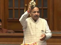 In Photos: दिल्ली विधानसभा में दिखा अलग नजारा, AAP विधायक मोहिंदर गोयल ने लहराईं नोटों की गड्डियां, देखें तस्वीरें