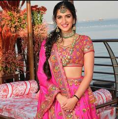 Radhika Merchant Mehendi Pics: मुकेश अंबानी की ‘बहूरानी’ ने मेहंदी लुक से लूटी लाइमलाइट, फ्यूशिया पिंक लहंगे में लगीं बेहद सुंदर