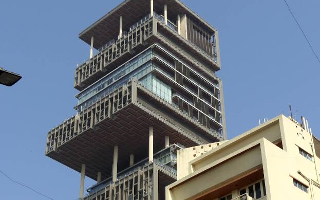 मीडिया रिपोर्टनुसार, त्यामुळे उद्योगपती मुकेश अंबानी दर महिन्याला सुमारे 70 लाख रुपये वीज बिल भरतात.