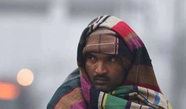 वाढत्या थंडीचा परिणाम मानवी जीवनावर देखील होत आहे. थंडीपासून बचाव करण्यासाठी नागरिक शेकोट्या पेटवत आहेत.