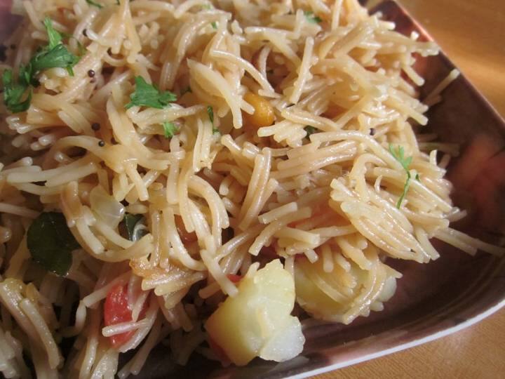 Semiya Upma Recipe: आपने मीठी सेवइयां, दूध वाली सेवइयां और यहां तक कि वेजिटेबल सेंवई पुलाव भी खाया होगा, लेकिन क्या आपने कभी दक्षिण भारतीय तड़के के साथ सेवियां का यह रीमिक्स चखा है?