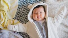 New Born Baby Care: कड़कड़ाती ठंड में ऐसे रखें अपने न्यू बोर्न बेबी का ख्याल, बच्चे को छू भी नहीं पाएगी सर्दी