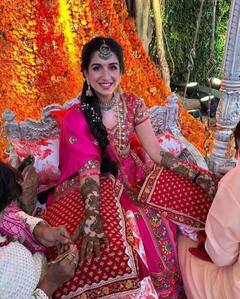 Radhika Merchant Photos: मेहंदी सेरेमनी में अंबानी की छोटी बहू ने पहना हीरो का रानी हार, लहंगा भी है बेहद खास