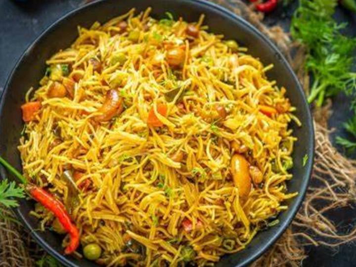 सेमिया उपमा एक स्वादिष्ट व्यंजन है जिसे नाश्ते, दोपहर के भोजन और रात के खाने में भी परोसा जा सकता है. इसे 30 मिनट से भी कम समय में तैयार किया जा सकता है और यह अपने आप में एक पौष्टिक भोजन है. इस उपमा डिश को बनाने के लिए आपको बस सेंवई, कुछ सब्जियां और कुछ मसाले चाहिए। गर्मी हो या सर्दी, यह सेमिया उपमा कभी भी बनाई जा सकती है. मूंगफली और काजू मिलाने से इस व्यंजन में एक समृद्ध बनावट आती है