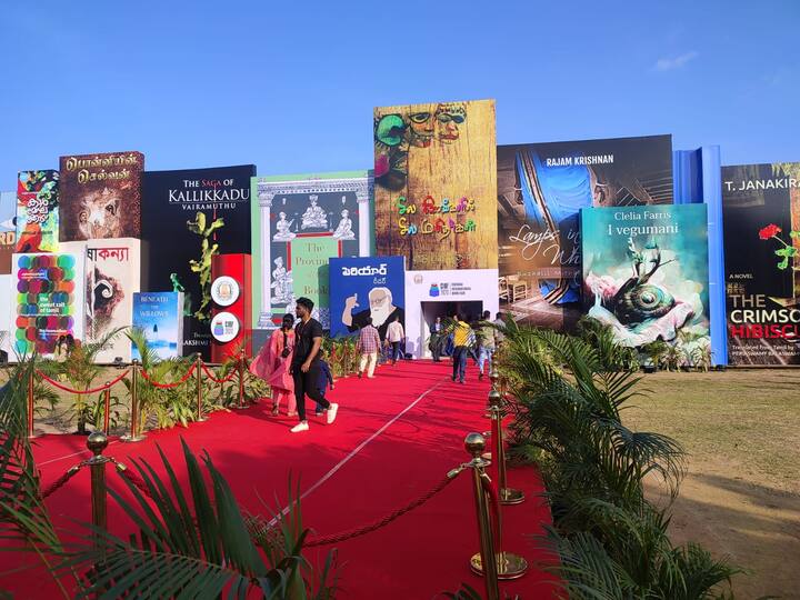 இந்த கண்காட்சி இன்றுடன் நிறைவடைவதால் இதைச் சுற்றிப்பார்க்க பலர் ஆர்வம் காட்டி வருகின்றனர்