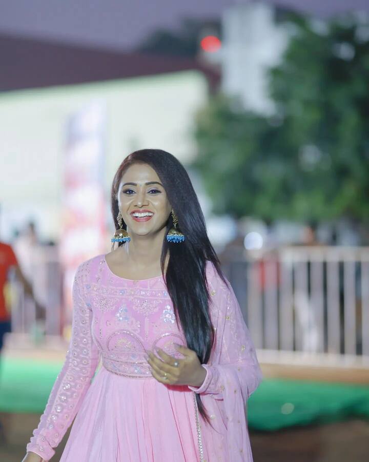 ప్రస్తుతానికి జరుగుతున్న కథంతా వారణాసి అనే ఆటో డ్రైవర్.. గుడిలో ఉన్న సౌందర్య-శౌర్య-హిమకు చెబుతున్న ఫ్లాష్ బ్యాక్...అంటే మళ్లీ హిమ కారణంగా లేరనుకున్న కార్తీక్-దీప రావడం... శౌర్య మనసుపడిన నిరుపమ్ తో, ప్రేమ్ మనసుపడిన హిమతో పెళ్లిజరిపించడంతో కథకు శుభం కార్డు పడుతుందని టాక్