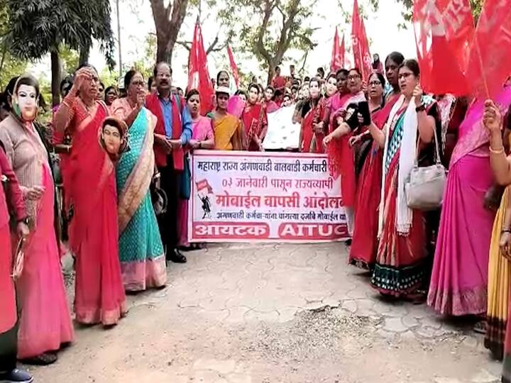 अनेकदा याबाबत तक्रार करूनही शासनाने यावर विचार केला नसल्याने होणाऱ्या त्रासापासून मुक्ती मिळावी आणि नवीन टॅब मिळावे, यासाठी शेकडो अंगणवाडी महिला कर्मचाऱ्यांनी भंडाऱ्यात सावित्रीबाई फुले यांचे मुखवटे घालून मोबाईलची शवयात्रा काढली.