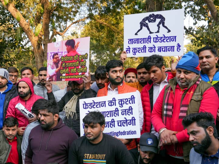 इस 28 साल की पहलवान ने हालांकि स्पष्ट किया कि उन्होंने खुद इस तरह के शोषण का सामना नहीं किया है. उन्होंने दावा किया कि उन्हें डब्ल्यूएफआई अध्यक्ष के इशारे पर उनके करीबी अधिकारियों से जान से मारने की धमकी मिली थी, क्योंकि उन्होंने तोक्यो ओलंपिक खेलों के बाद प्रधानमंत्री नरेंद्र मोदी से मुलाकात के दौरान उनका ध्यान इन मुद्दों पर आकर्षित करने का हिम्मत दिखायी थी.