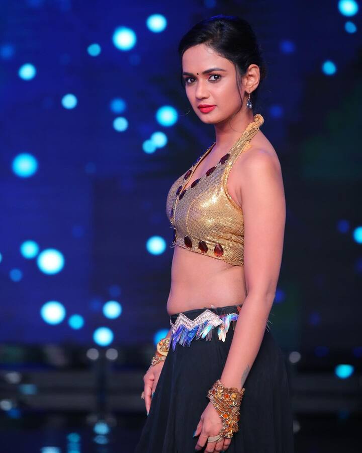 రామ్ గోపాల్ వర్మతో బోల్డ్ ఇంటర్వ్యూ తర్వాత బోల్డ్ బ్యూటీగా పేరు తెచ్చుకుంది అరియాన.  Image Credit: Ariyana Glory/Instagram