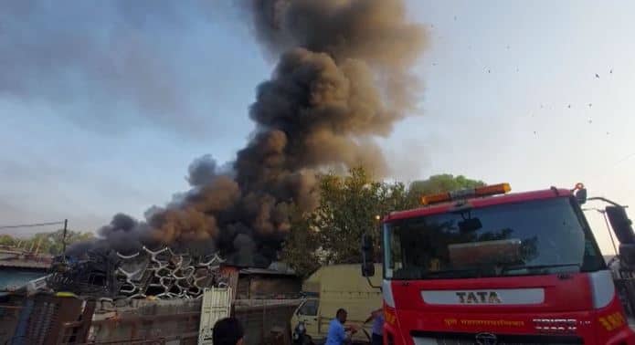 पुण्यातील जुना बाजार येथे असलेल्या दुकानांना मोठी आग लागली.