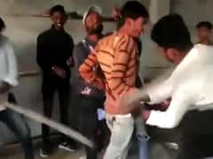 खंडवा में मुस्लिम युवक के साथ मॉब लिंचिंग की कोशिश, छेड़खानी के आरोप में हुई पिटाई, वीडियो वायरल