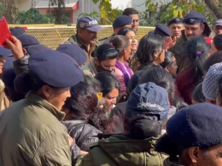 Women Protest Against Uttarakhand Government Due to take home Ration scheme shutdown ANN Uttarakhand News: धामी सरकार के खिलाफ स्वयं सहायता समूह से जुड़ी महिलाओं का प्रदर्शन, हाथ में कटोरा लेकर मांगी भीख