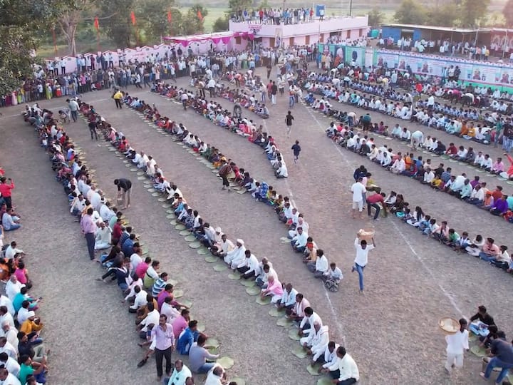 हजारो भाविकांनी घेतला एकाच वेळी महाप्रसादाचा लाभ घेतला आहे