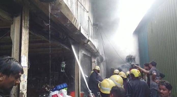 मंगळवार पेठेत असलेल्या जुन्या बाजारामधील दुकानांना आज सकाळी अचानक आग लागली.