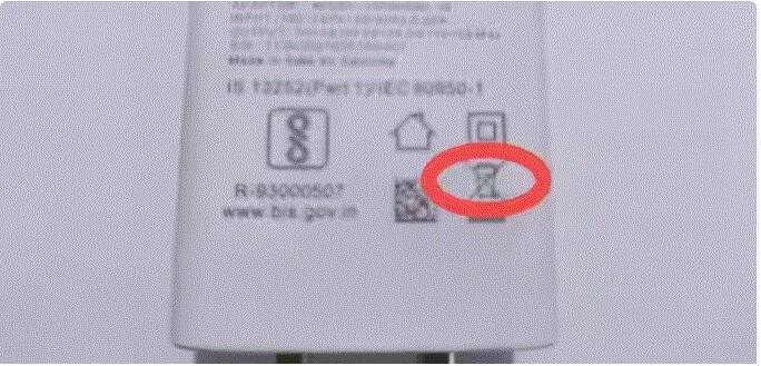 Cross Dustbin :- ਇਹ ਚਿੰਨ੍ਹ ਦੱਸਦਾ ਹੈ ਕਿ ਜੇਕਰ ਤੁਹਾਡਾ ਚਾਰਜਰ ਖਰਾਬ ਹੋ ਗਿਆ ਹੈ ਤਾਂ ਇਸ ਨੂੰ ਡਸਟਬਿਨ ਵਿੱਚ ਨਾ ਸੁੱਟੋ ਕਿਉਂਕਿ ਇਸ ਨੂੰ ਬਣਾਉਣ 'ਚ ਅਜਿਹੀ ਸਮੱਗਰੀ ਦੀ ਵਰਤੋਂ ਕੀਤੀ ਜਾਂਦੀ ਹੈ, ਜਿਸ ਨੂੰ ਇਸ ਤਰ੍ਹਾਂ ਹੀ ਸੁੱਟ ਦੇਣਾ ਠੀਕ ਨਹੀਂ ਹੈ। ਤੁਸੀਂ ਇਸਨੂੰ ਰੀਸਾਈਕਲਿੰਗ ਲਈ ਕੰਪਨੀ ਨੂੰ ਵਾਪਸ ਕਰ ਸਕਦੇ ਹੋ।