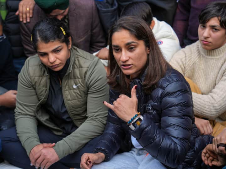 दिल्ली के जंतर मंतर पर चार घंटे से अधिक समय तक धरने पर बैठने के बाद विनेश ने कहा, ‘‘ मैं कम से कम 10-12 महिला पहलवानों को जानती हूं जिन्होंने मुझे डब्ल्यूएफआई अध्यक्ष से हुए यौन शोषण के बारे में बताया है. उन्होंने मुझे अपनी कहानियां सुनाईं. मैं अभी उनका नाम नहीं ले सकती लेकिन अगर हम देश के प्रधानमंत्री और गृह मंत्री से मिलें तो मैं नामों का खुलासा जरूर कर सकती हूं.’’