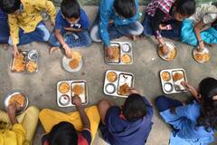 Vastu Tips: 'या' दिशांना तोंड करून चुकूनही अन्न खाऊ नका, जाणून घ्या ही महत्त्वाची गोष्ट!