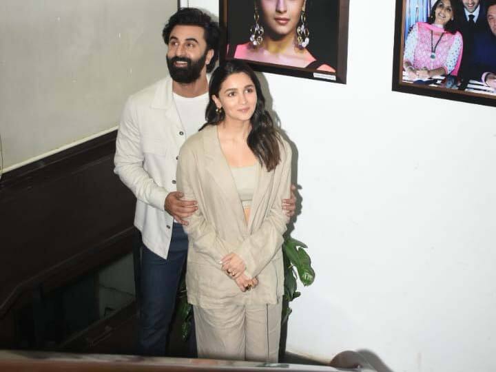 Alia Bhatt Ranbir Kapoor Photos: आलिया भट्ट मां बनने के बाद काम पर वापस लौट चुकी हैं. बुधवार को वह पति रणबीर कपूर के साथ मुंबई में कैलेंडर लॉन्च इवेंट में शामिल हुईं. कपल की कई फोटोज सामने आई हैं.