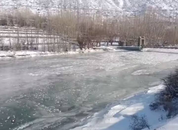 लडाखमध्ये उणे 29.2 अंश सेल्सिअस तापमानाची नोंद झाली आहे. तर कारगिलमध्ये ते उणे 20.6 अंश सेल्सिअस तापमानाची नोंद झाली आहे.