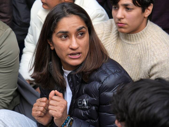 बजरंग ने पीटीआई से कहा ,‘‘ हमारी लड़ाई सरकार या भारतीय खेल प्राधिकरण के खिलाफ नहीं है . हम डब्ल्यूएफआई के खिलाफ है . हम आज इसका ब्यौरा देंगे . ये तो अब आर पार की लड़ाई है .’’