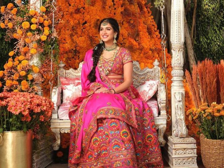 Anant Ambani Fiance Radhika Merchant Mehendi Photos: देश के सबसे रईस बिजनेसमैन मुकेश अंबानी की होने वाली बहू राधिका मर्चेंट की मेहंदी रस्म की तस्वीरें सोशल मीडिया पर जमकर वायरल हो रही हैं. आपने देखा?