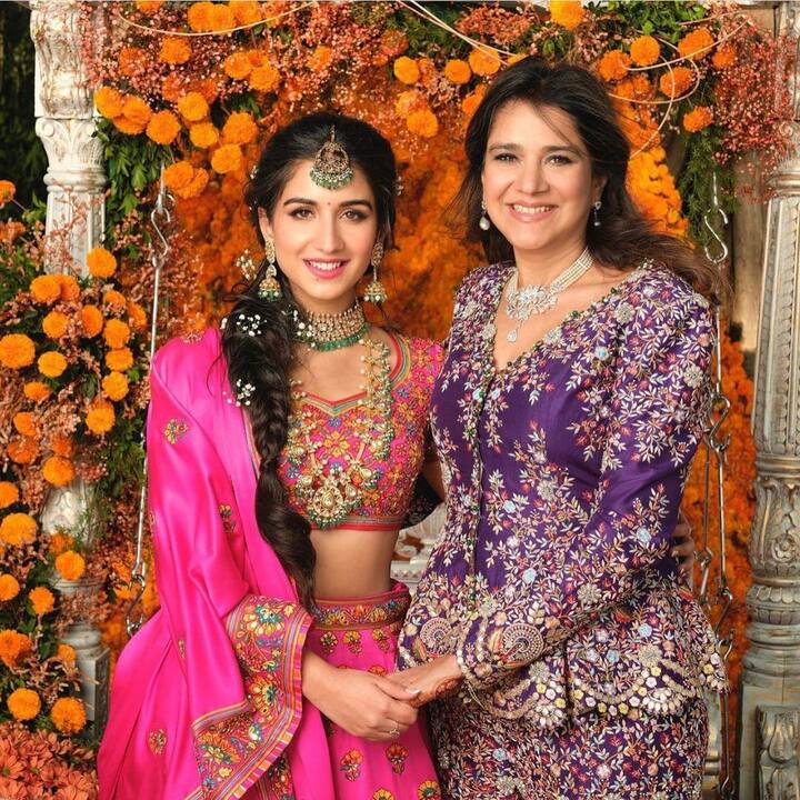 मेहंदी सोहळ्यात राधिकानं कलंक चित्रपटातील 'घर मोरे परदेसिया' या गाण्यावर डान्स केला.(radhikamerchantfp/instagram)
